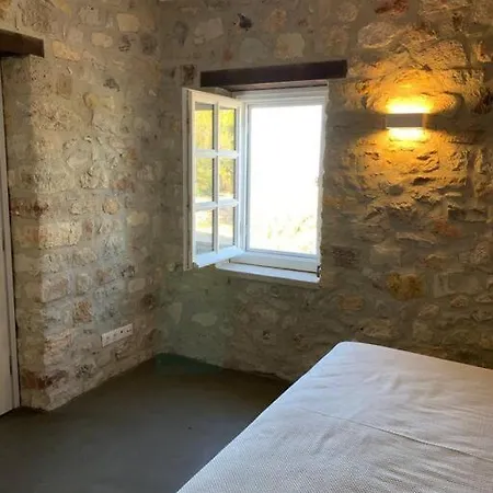 Magnificent Stone House 14 Beds 7 En-suite Hotel *