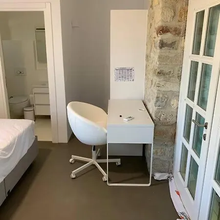 Magnificent Stone House 14 Beds 7 En-suite Hotel *