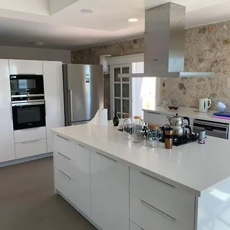Magnificent Stone House 14 Beds 7 En-suite Hotel *